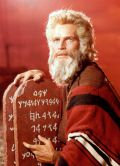 Charlton Heston como Moisés